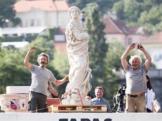 Sochař Petr Váňa a jeho spolupracovníci vezou do Prahy kamenné díly na obnovu...