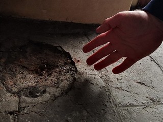 Stopy po výbuchu granátu, který podle dostupných indícií smrtelně zranil Jana...