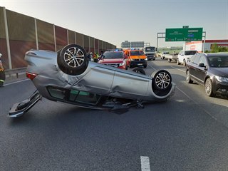 Po nehodě nákladního a tří osobních vozů na D1 před Prahou se vytvořila 18...