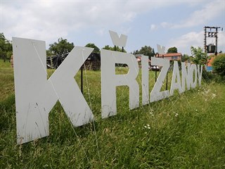 V kopci Šibeník nad Křižanovem se objevila z dálky viditelná bílá písmena...