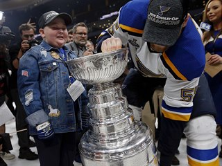 Velká fanynka St. Louis Blues Laila Andersonová přímo na ledě sleduje, jak...