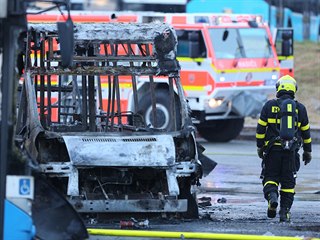 Celkem dvanáct zaparkovaných autobusů poškodil požár v garážích Dopravního...