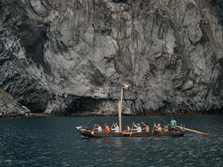 Expedice Monoxylon III pluje v neolitick�m �lunu po Egejsk�m mo�i (7.6.2019).