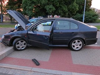 P�i honi�ce s polici� v centru Hradce Kr�lov� narazil �idi� octavie u p�echodu...