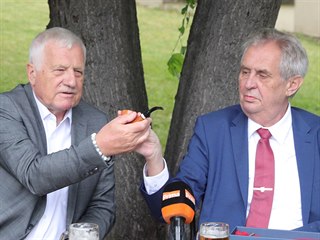 Nekuřák Václav Klaus přebírá od kuřáka Miloše Zemana jako dárek k 78....