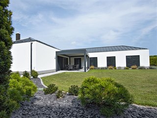 Hliníková pergola zastiňuje a chrání prostornou terasu, u oken byly využity...