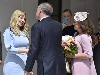 Nová slovenská prezidentka Zuzana Čaputová (vlevo) přebírá Prezidentský palác...