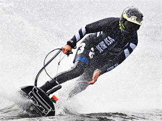 Petr Průcha v závodě jet surfů na Brněnské přehradě.