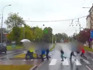 Záchranáři dávají přednost dětem, které se učitelka rozhodla převést před...