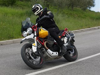 Na silnici je motor trochu nudný a postrádá sportovní emoce.