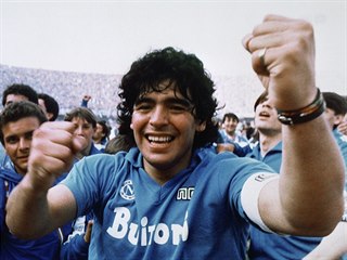 Diego Armando Maradona se s neapolskými fanoušky raduje z italského titulu v...