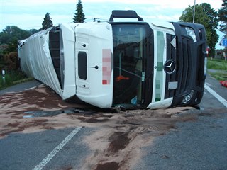 Kamion v L�p� na Hradecku blokoval silnici I/35 (14. 6. 2019).