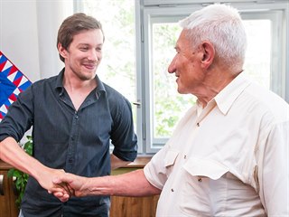 Dalibor Voborn�k (vlevo) p�i dubnov� nehod� pomohl dostat Ji��ho Du�ku z...