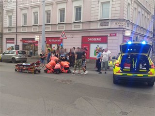 Policisté prošetřují nehodu v Plzni, při které se zranila dívka. Ta vypadla z...