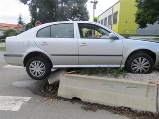 Šofér, který uvázl s autem na středovém ostrůvku, nadýchal kolem tří promile...