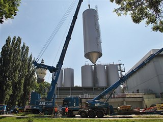Deset nových ležáckých tanků dorazilo do Plzeňského Prazdroje. Do jednoho se...