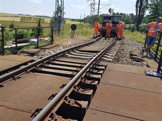 Železniční most u Dobřan na Plzeňsku poškodil bagr. (18. 6. 2019)