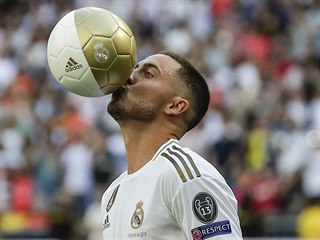 Eden Hazard líbá balon během slavnostního představení v Realu Madrid.