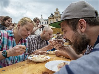 Pojídání jahodových knedlíků na čas bylo jednou z atrakcí jahodového trhu 16....