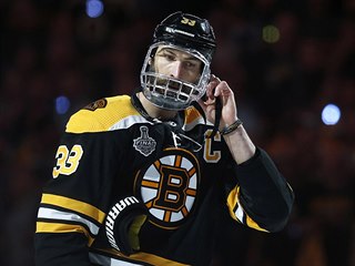 Bostonský obránce Zdeno Chára nastoupil kvůli zlomené čelisti do posledních tří...