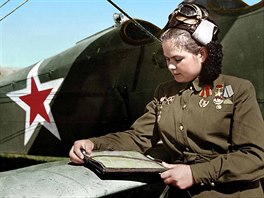 Navigátorka Jekatěrina Rjabovová ze 46. gardového nočního bombardovacího...