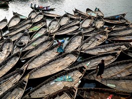 PEVOZNÍCI. Lod slouící k peváení pasaér pes eku Buriganga v hlavním...