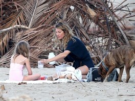 Brazilská supermodelka Gisele Bündchenová vzala na piknik na plái dceru Vivian.
