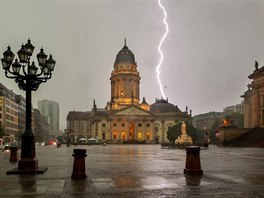 Silná boue biuje berlínské námstí Gendarmenmarkt. (12. ervna 2019)
