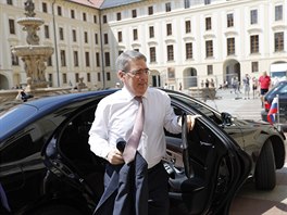 Velvyslanec Ruské federace Alexandr Zmejevskij p�ijel na Pra�ský hrad za...
