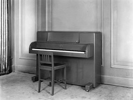 Bojové piano vyrábli v olivové, modré a edé barv. Celkem jich Steinway a...