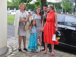 Livia Klausová (vlevo) dorazila s příbuznými na narozeniny Václava Klause. (19....