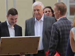 Oslavenec, exprezident Václav Klaus, který slaví 78. narozeniny, se sklání nad...