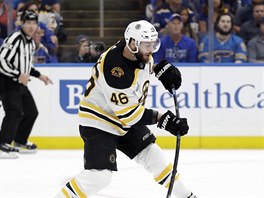 David Krejčí (vlevo) z Bostonu pálí v šestém finále NHL na branku St. Louis.