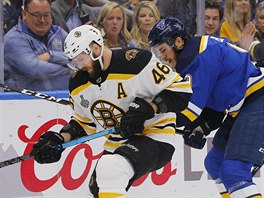 David Krejči (46) z Bostonu pod tlakem Sammyho Blaise ze St. Louis.