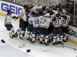 Hokejist St. Louis Blues oslavuj zisk Stanley Cupu.