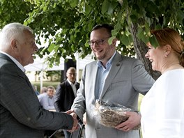 Mezi gratulanty byl i bývalý premiér Petr Nečas s manželkou Janou. (19. června...