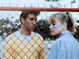 Nicolas Cage a Kathleen Turnerová ve filmu Peggy Sue se vdává (1986)