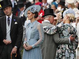 Prince William, vévodkyn Kate, princ Charles a Zara Phillipsová na dostizích v...