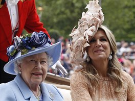 Britská královna Albta II. a nizozemská královna Máxima na dostizích v Ascotu...