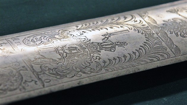 Detail rytiny na čepeli meče z počátku 17. století, který údajně patřil katu Mydlářovi.