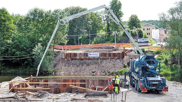 Stavba mostu I/20 v Doubí na místě původního mostu, který byl kvůli špatnému technickému stavu zdemolován.
