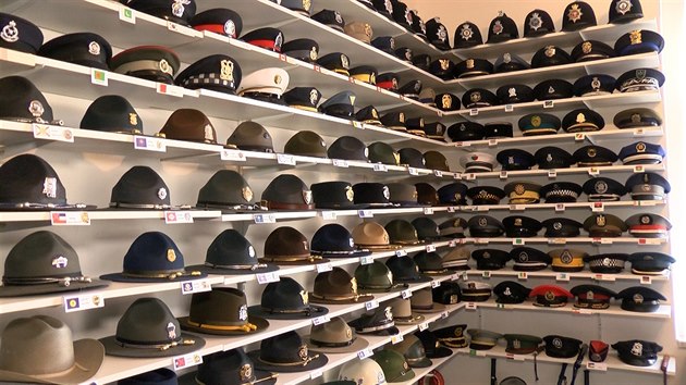 Ve sbírce jsou policejní čepice ze 150 zemí.