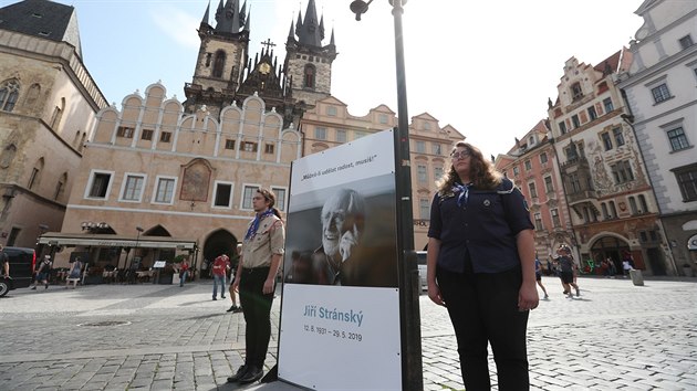 Skautská stráž na Staroměstském náměstí na posledním rozloučení s Jiřím Stránským (10. 6. 2019).