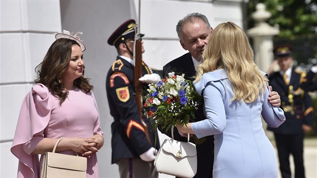 Nov slovensk prezidentka Zuzana aputov (se vt se svm pedchdce Andrejem Kiskou ped Prezidentsk palcem, kde pevzala ad po sv inauguraci v Bratislav. Vlevo je Kiskova manelka Martina.