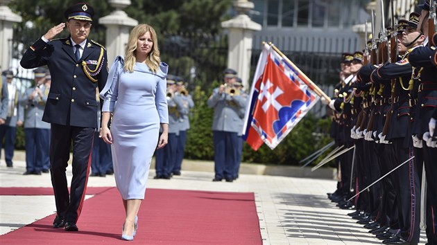 Nov slovensk prezidentka Zuzana aputov pi pehldce estn stre ped Prezidentskm palcem po sv inauguraci v Bratislav.