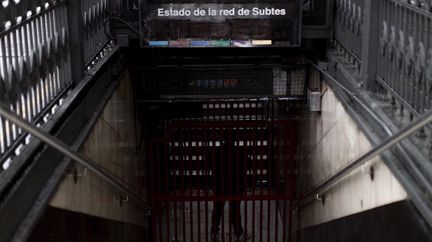 Zamstnanec stoj u uzavenho vchodu do metra v Buenos Aires bhem vpadku proudu (16. 6. 2019).