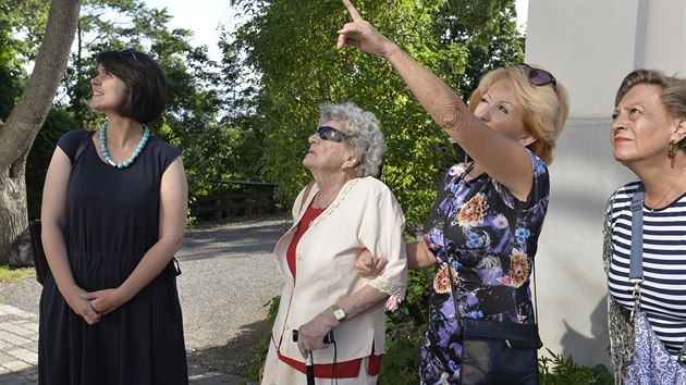 Marie Šupíková (druhá zleva) si prohlíží vilu ve vinohradské Dykově ulici, kde byly za války vězněny těhotné ženy z Lidic. (16. 6. 2019).