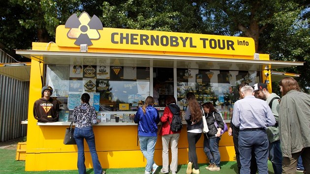 Do ernobylu se hrnou davy turist, kte chtj na mst podit co nejlep fotografie. Zakoupit si mohou tak nespoet suvenr. (7. ervna 2019)