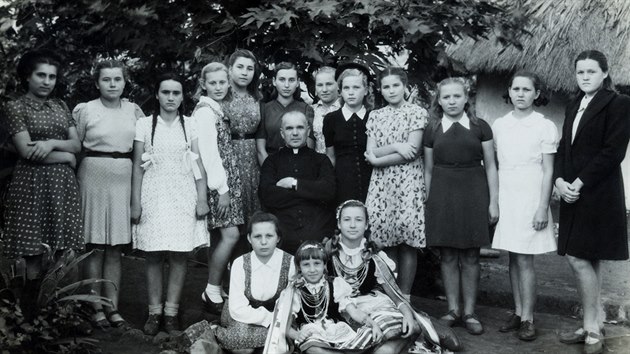 Kazia Gerechov (tet zprava) spolen s dalmi polskmi dtmi v Tengeru na snmku z roku 1947.