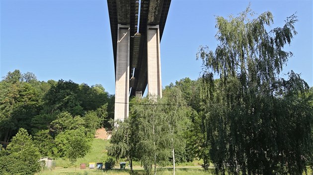 Čtyřicet let starý most Vysočina je nejvyšší stavbou svého druhu na dálnici. 426 metrů dlouhý a 76 metrů vysoký most ve Velkém Meziříčí překlenuje údolí řeky Oslavy.